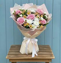 Букет цветов из:  Гвоздики, Орхидеи и Розы в Анциферово Новгородская область