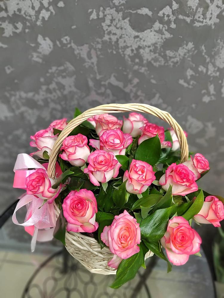 Цветочная композиция из Розы в корзине в Анциферово Новгородская область