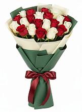 Букет Микс из красных и белых роз в Анциферово Новгородская область