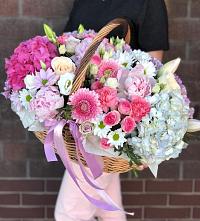 Цветочная композиция из Розы, Хризантемы, Пионы и Лизиантусы в корзине в Анциферово Новгородская область