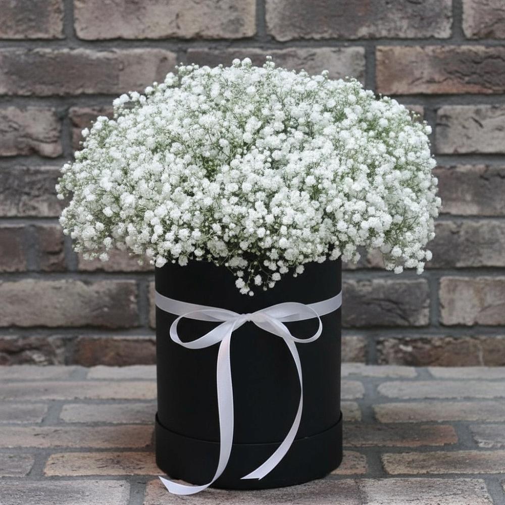 Цветочная композиция из Гипсофила в шляпной коробке в Анциферово Новгородская область