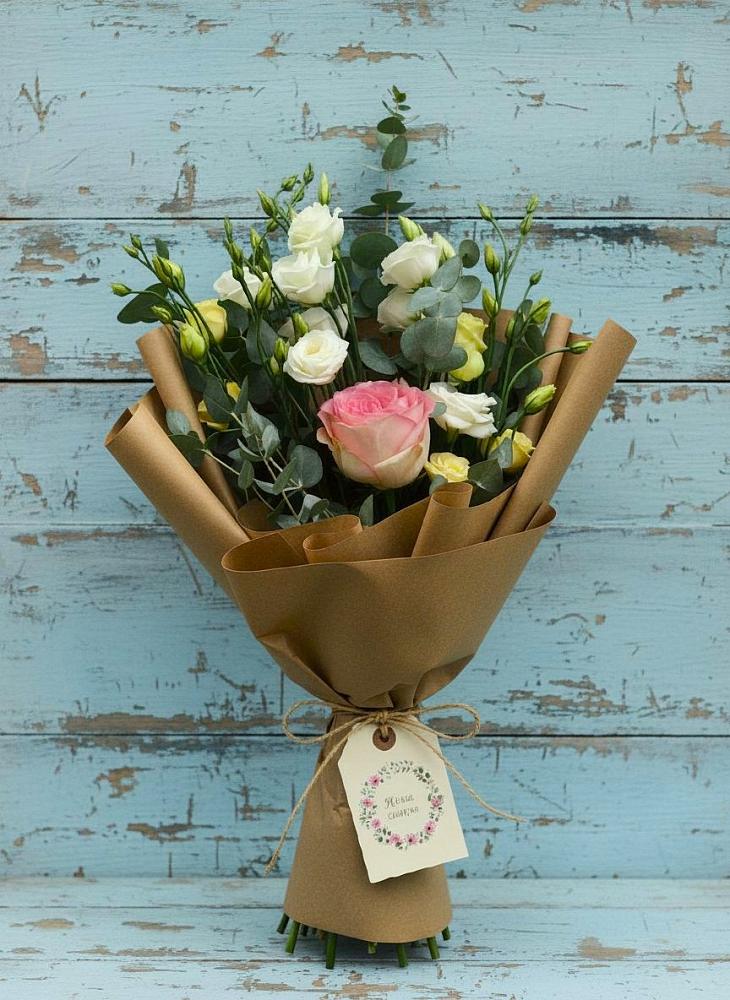 Букет цветов из: Розы и Лизиантусы в Анциферово Новгородская область