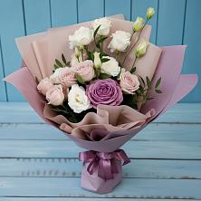 Букет цветов из:  Розы и Лизиантусы в Анциферово Новгородская область