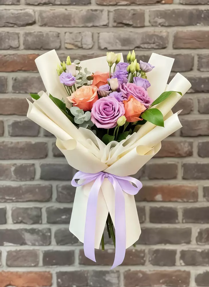 Букет цветов из: Лизиантусы и Розы в Анциферово Новгородская область