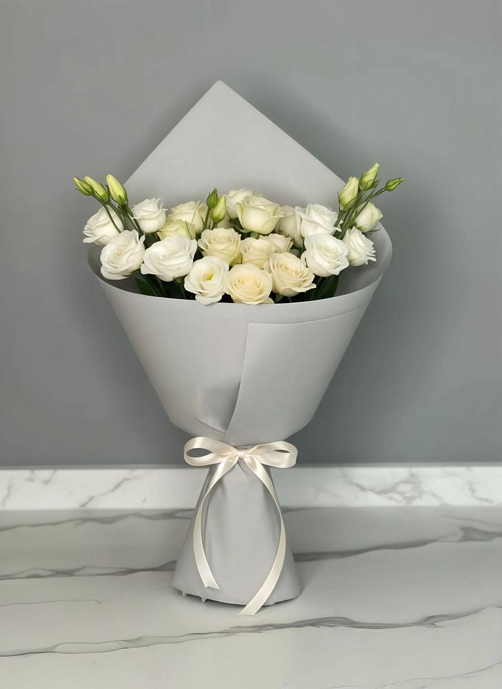 Букет цветов из: Розы и Лизиантусы в Анциферово Новгородская область