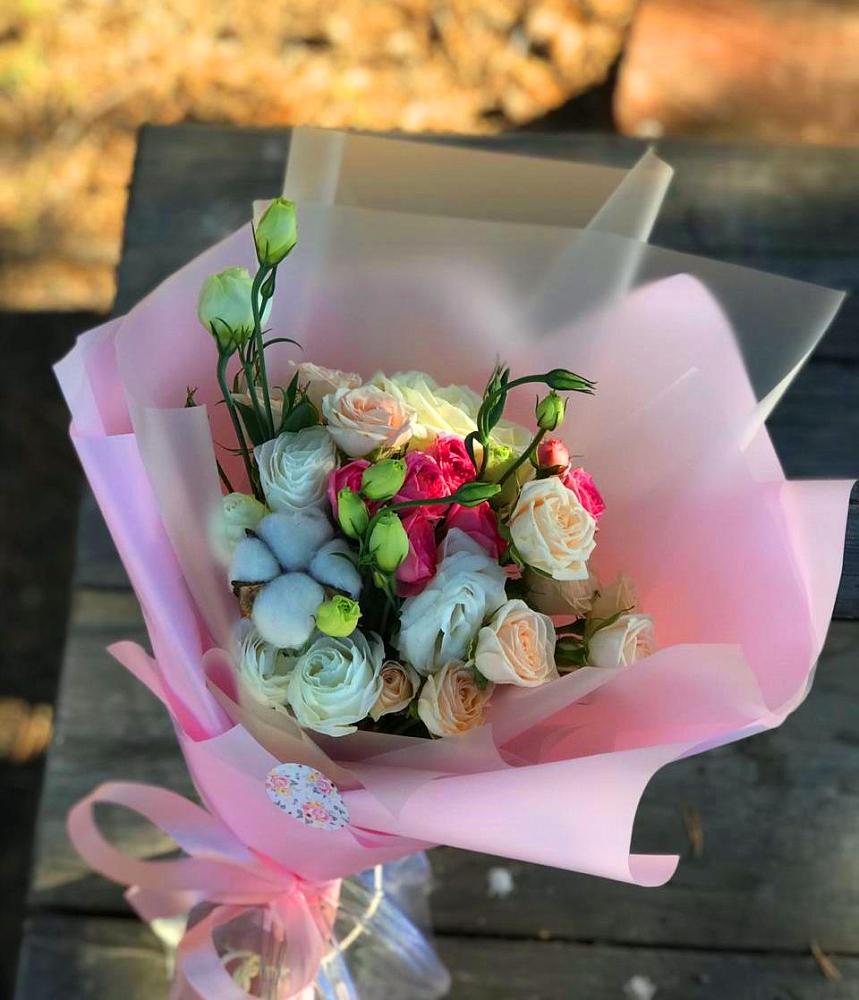 Букет цветов из: Розы и Лизиантусы в Анциферово Новгородская область