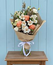 Букет цветов из:  Альстромерии, Лизиантусы, Розы и Хризантемы в Анциферово Новгородская область