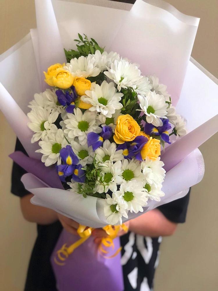 Букет цветов из: Ирисы, Хризантемы и Розы в Анциферово Новгородская область