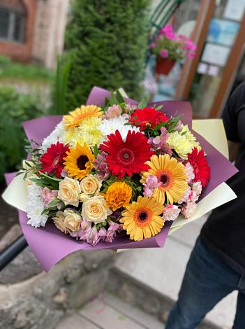 Букет цветов из: Герберы, Ромашки, Хризантемы, Розы и Подсолнухи в Анциферово Новгородская область