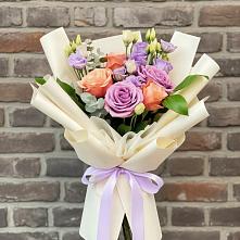 Букет цветов из:  Лизиантусы и Розы в Анциферово Новгородская область