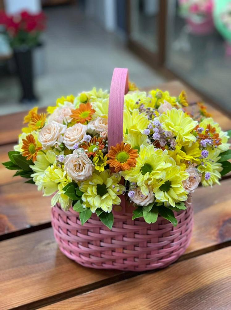 Цветочная композиция из Хризантемы и Розы в корзине в Анциферово Новгородская область