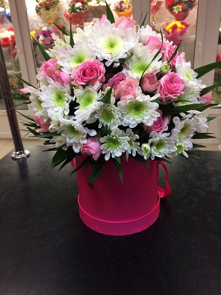 Цветочная композиция из Розы и Хризантемы в шляпной коробке в Анциферово Новгородская область