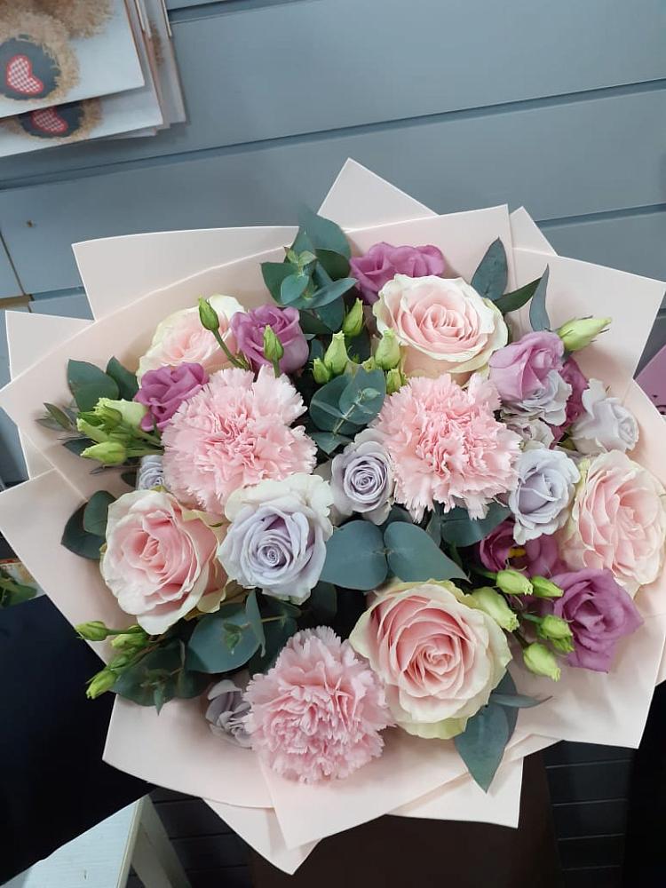 Букет цветов из: Розы, Гвоздики и Лизиантусы в Анциферово Новгородская область