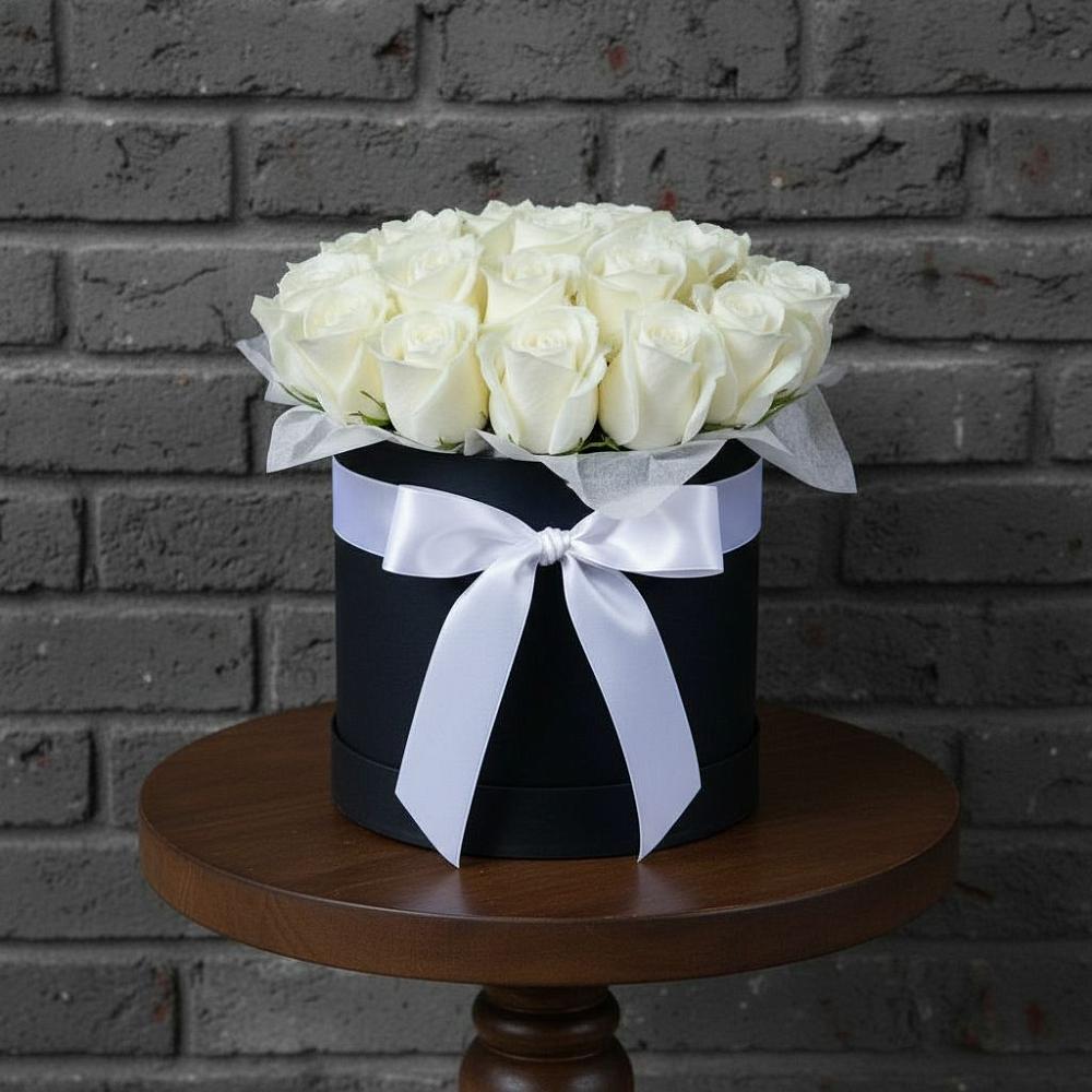 Цветочная композиция из Розы в шляпной коробке в Анциферово Новгородская область