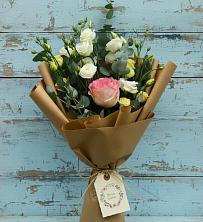 Букет цветов из:  Розы и Лизиантусы в Анциферово Новгородская область