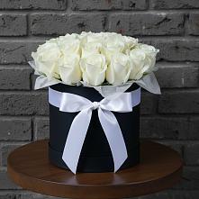 Цветочная композиция из Розы в шляпной коробке в Анциферово Новгородская область