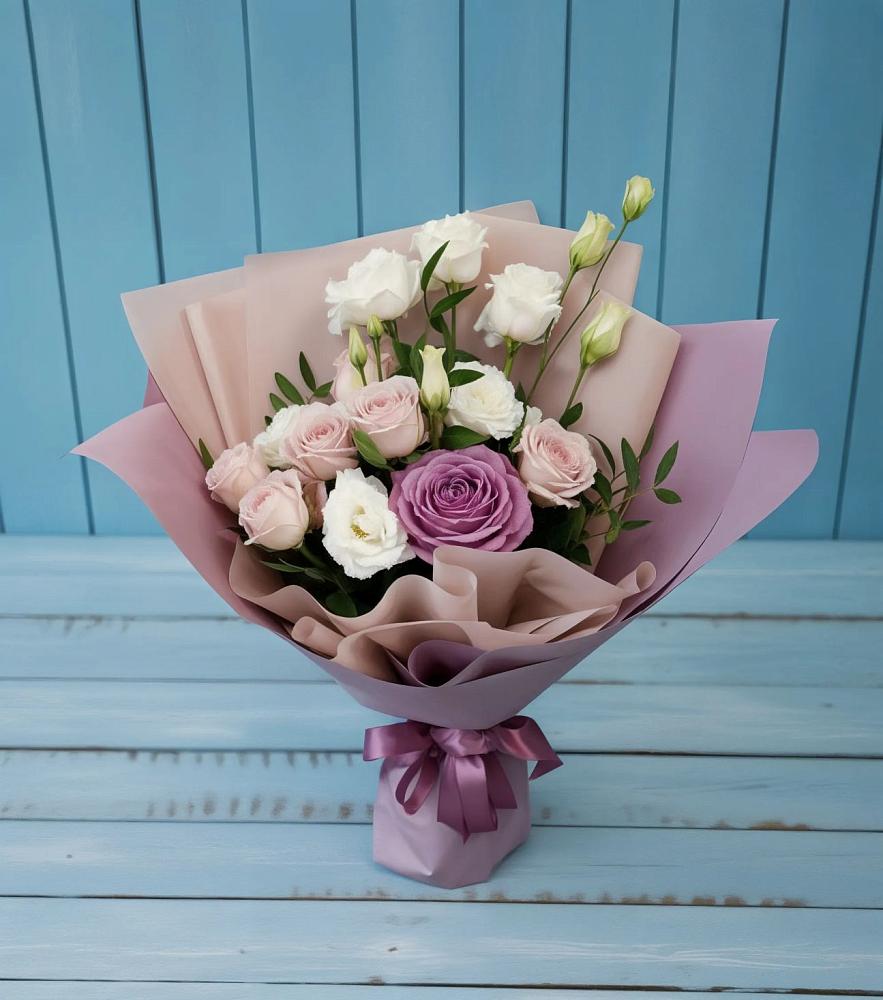 Букет цветов из: Розы и Лизиантусы в Анциферово Новгородская область